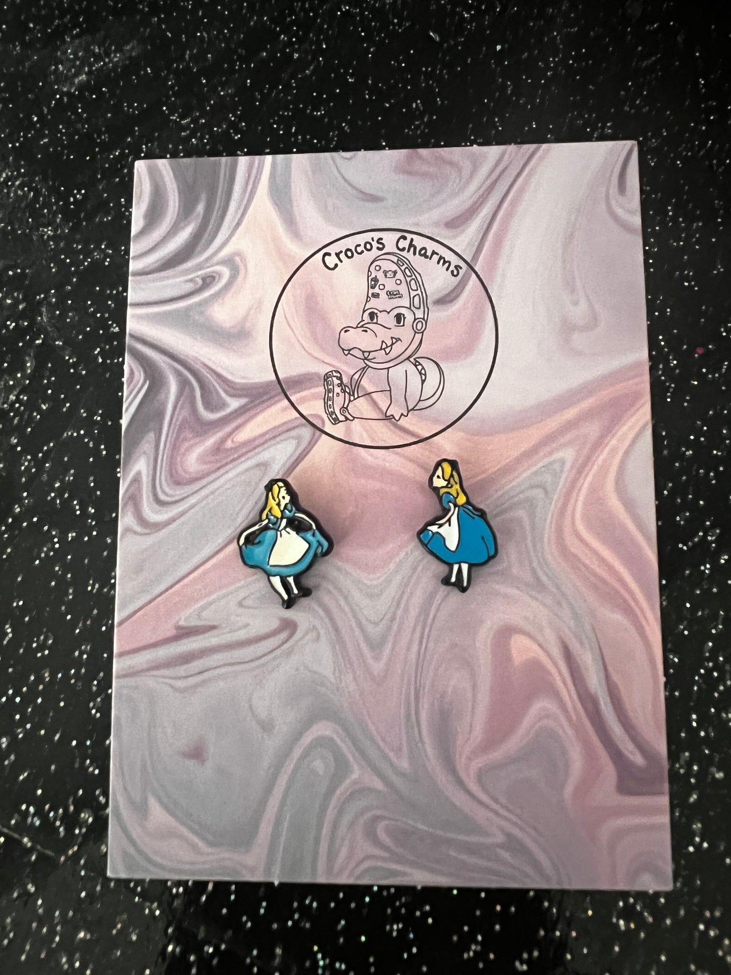 Alic3 pair of earrings - full body